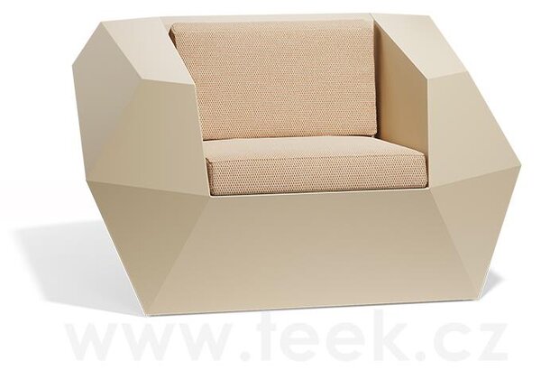 Vondom Nízké křeslo Faz, Vondom, 121x100x70 cm, matt polyethylen barva dle vzorníku, sedáky venkovní látka Group 1A a 1B barva dle vzorníku