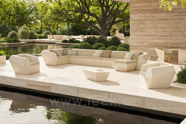 Vondom Nízké křeslo Faz, Vondom, 121x100x70 cm, matt polyethylen barva dle vzorníku, sedáky venkovní látka Group 1A a 1B barva dle vzorníku