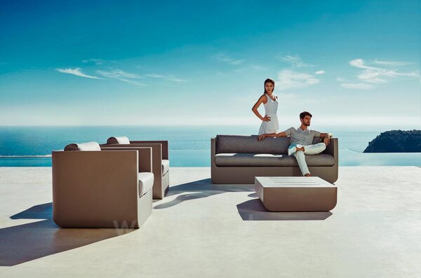 Vondom Pohovka ULM, Vondom, 200x82x72 cm, matt polyethylen barva dle vzorníku, sedáky venkovní látka Group 1A a 1B barva dle vzorníku