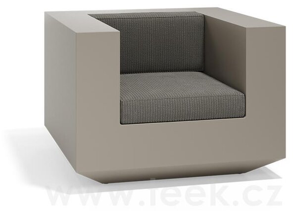 Vondom Nízké křeslo Vela, Vondom, 100x100x72 cm, matt polyethylen barva dle vzorníku, sedáky venkovní látka Group 1A a 1B barva dle vzorníku