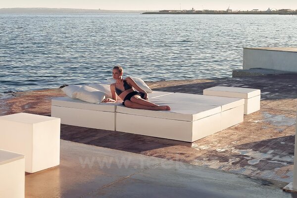 Vondom Denní postel Jut Basic, Vondom, 240x240x40 cm, matt polyethylen, matrace venkovní látka Group 1A a 1B