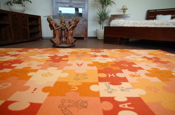 Dětský metrážový koberec PUZZLE oranžový