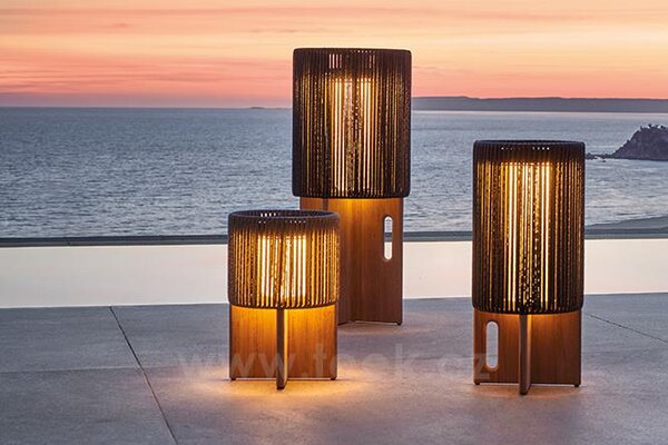 Gloster Venkovní lampa solární/LED Ambient Compass vel. L, Gloster, 29x69 cm, teak/umělý ratan Umber (tmavý), vč. dálkového ovládání