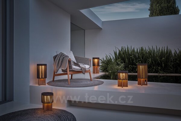 Gloster Venkovní lampa solární/LED Ambient Compass vel. L, Gloster, 29x69 cm, teak/umělý ratan Umber (tmavý), vč. dálkového ovládání