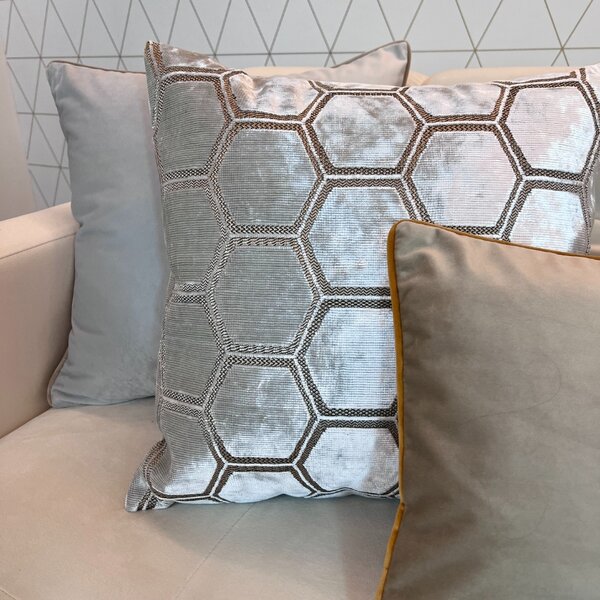 BOHOLOGY Stříbrno-béžový set tří povlaků na polštář Hexagon