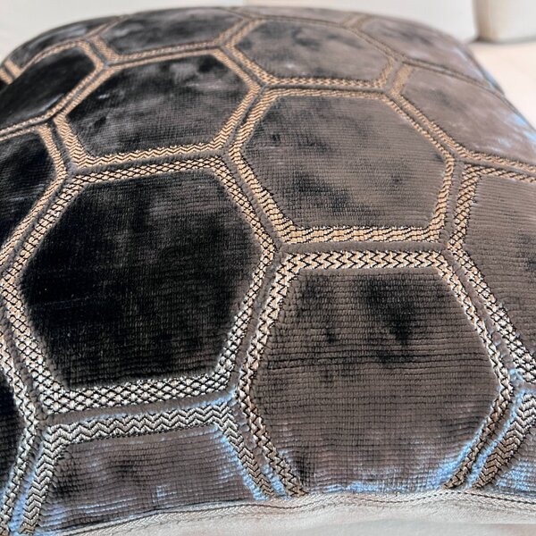 BOHOLOGY Šedý sametový povlak na polštář Hexagon 43 x 43 cm