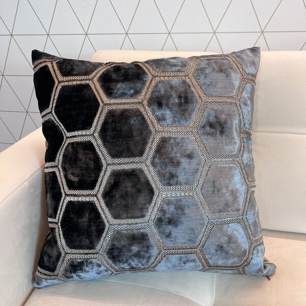 BOHOLOGY Šedý sametový povlak na polštář Hexagon 43 x 43 cm