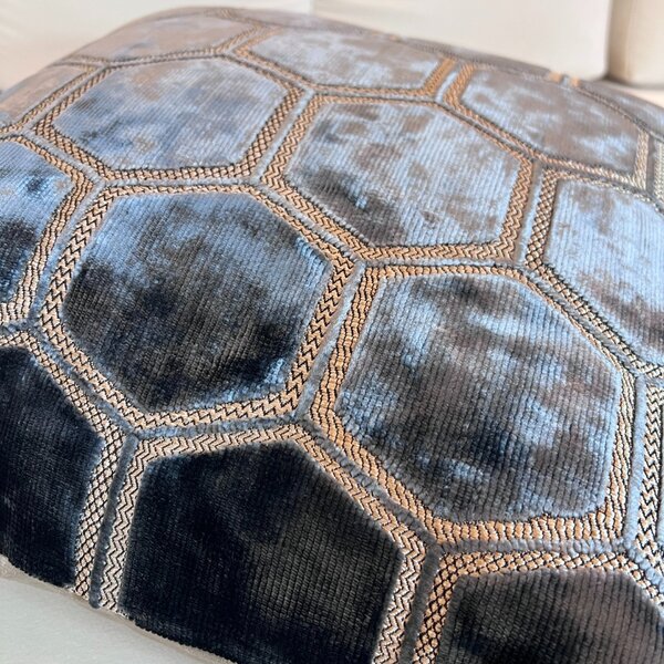 BOHOLOGY Šedý sametový povlak na polštář Hexagon 43 x 43 cm