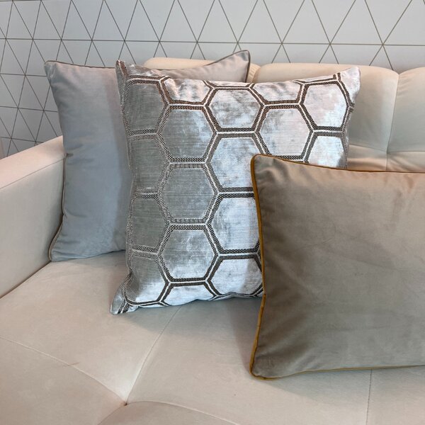 BOHOLOGY Stříbrno-béžový set tří povlaků na polštář Hexagon