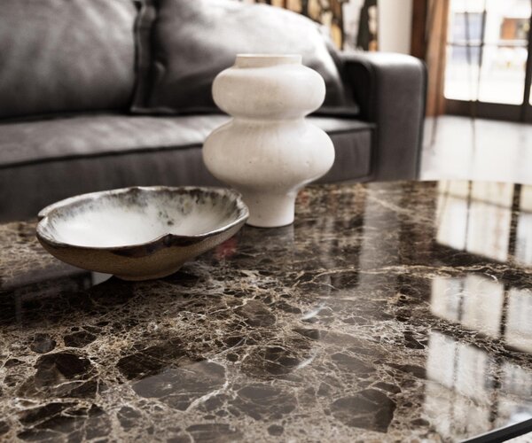 DELIFE Konferenční stolek Edge organický 140x76 cm keramika Laminam® Emperador Extra Lucidato tmavě hnědá Parabi kov černá