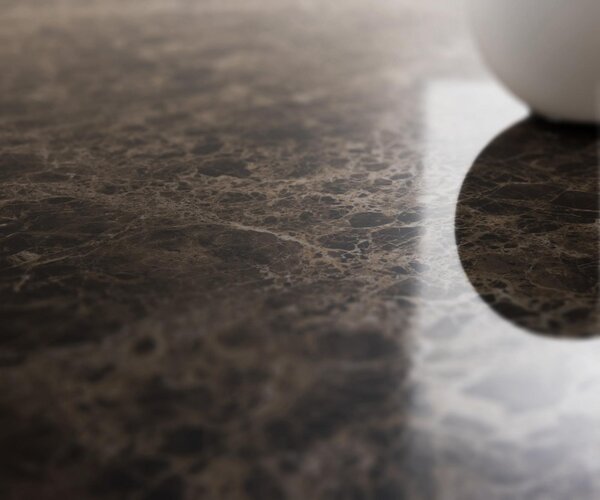 DELIFE Konferenční stolek Edge organický 140x76 cm keramika Laminam® Emperador Extra Lucidato tmavě hnědá Parabi kov černá