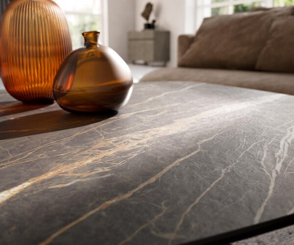 DELIFE Konferenční stolek Edge Boot 90x90 cm keramika Laminam® Noir Desir hnědá Parabi kov černá