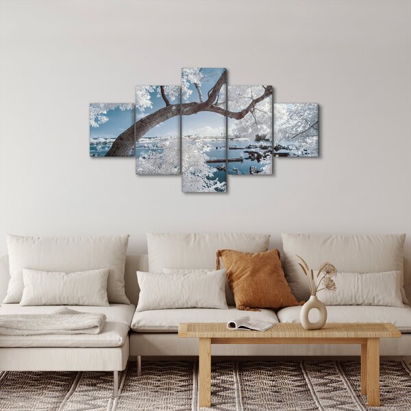 Obraz zasněženého stromu u vody (125x70 cm)