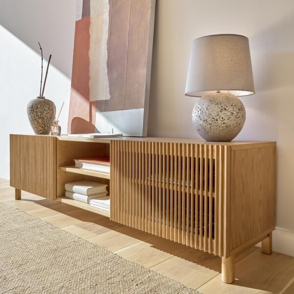 Dubový TV stolek Kave Home Beyla 180 x 42,5 cm