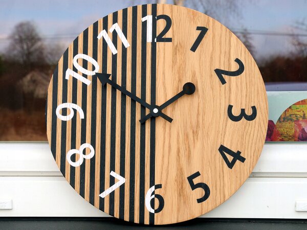 Nástěnné hodiny ModernClock dřevěné 33 cm bílé černé quartzové