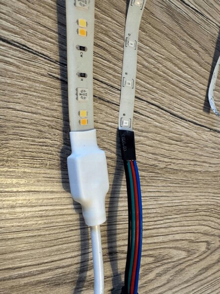 Chytrý LED pásek WiFi 5050 RGBW 24W 5m Woox R5093