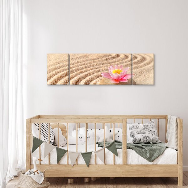 Obraz kamene s květinou na písku (170x50 cm)