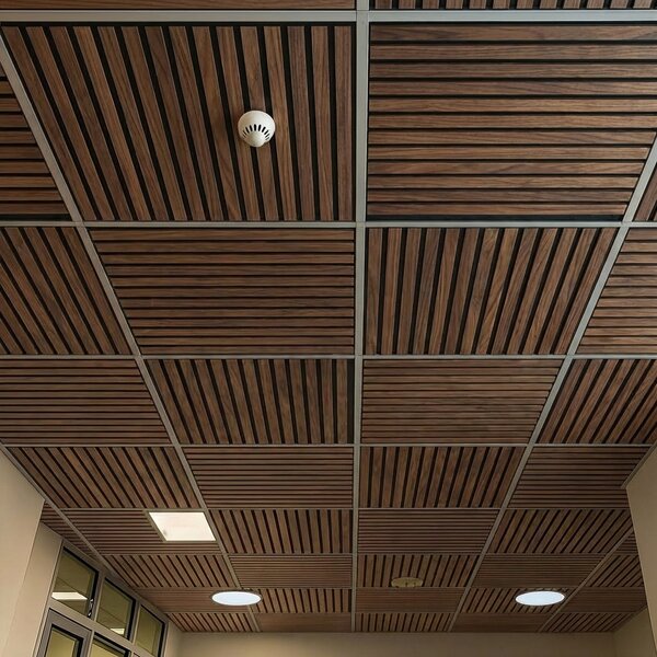 Dřevěný akustický panel pro stropní rastrovou konstrukci, 595 x 595 mm, B2BP007, balení 4 ks, ořech