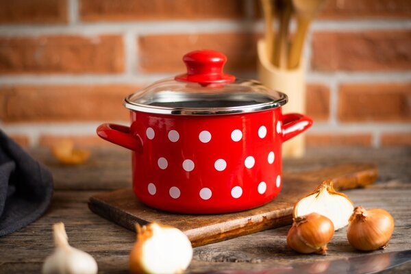 Tradiční Hrnec Metalac Dots on red 1,5 l
