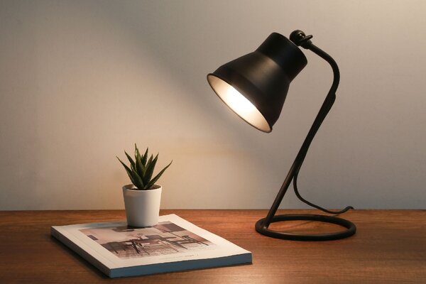 Černá kovová stolní lampa Homing Basic