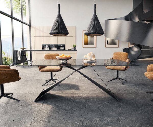 DELIFE Jídelní stůl Edge 200x100 sklo s reliéfem kouřově černé 3D design podnož ve tvaru V plochá ocel černá