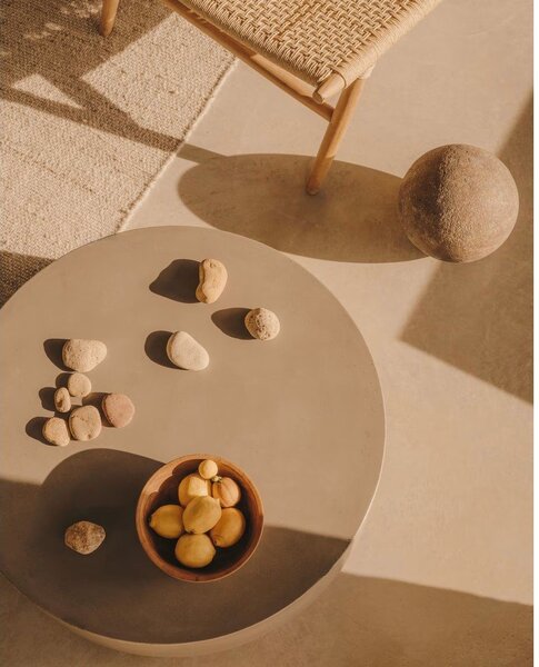 Betonový kulatý zahradní konferenční stolek ø 60 cm Garbet – Kave Home