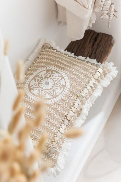 Hnědý jutový polštář s třásněmi a penízky Jute natural - 49*12*31cm - J-Line by Jolipa