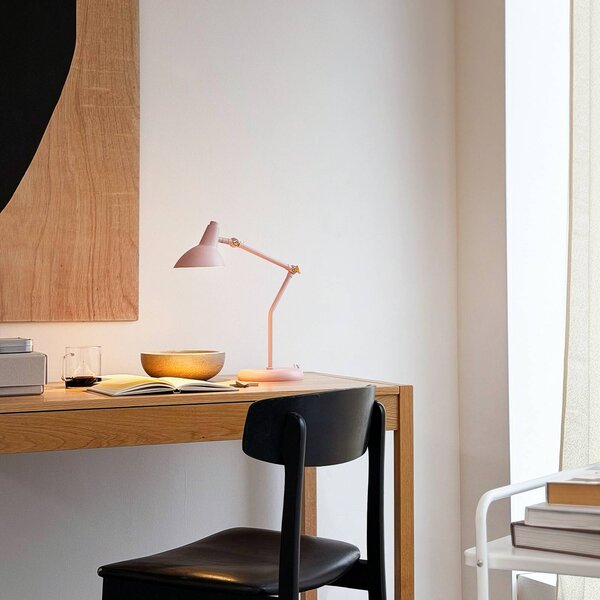 Dyberg Larsen stolní lampa Vela, růžová, výška 45 cm, Fialová / růžová / barva růže, Obývací pokoj / jídelna, kov, Skandinávský