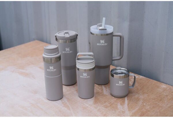 Světle šedá termoska s brčkem z nerezové oceli 1,18 l Quencher H2.0 FlowState Tumbler Ash – Stanley