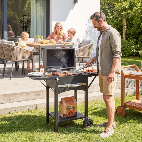 Outsunny gril na dřevěné uhlí s poklopem — BBQ vozík s 2 bočními stolky, velká grilovací plocha, teploměr a kolečka, 110 x 46,5 x 101 cm (černý) | Aos