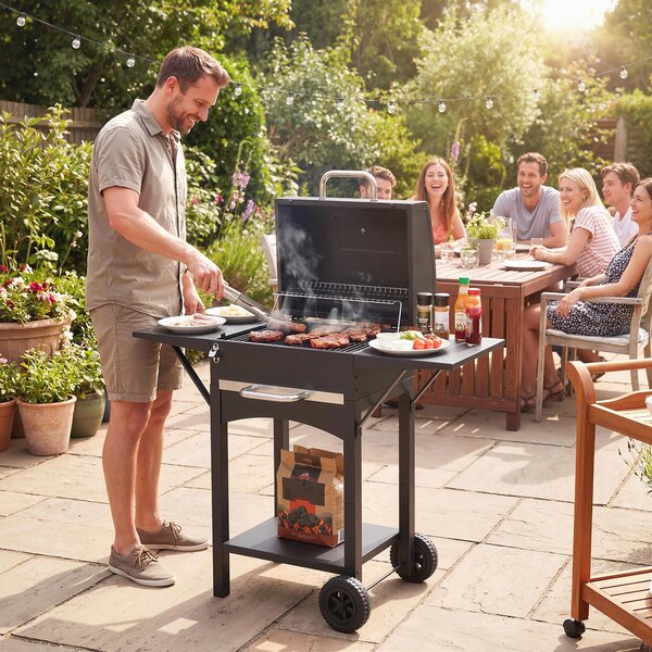 Outsunny gril na dřevěné uhlí s poklopem — BBQ vozík s 2 bočními stolky, velká grilovací plocha, teploměr a kolečka, 110 x 46,5 x 101 cm (černý) | Aos