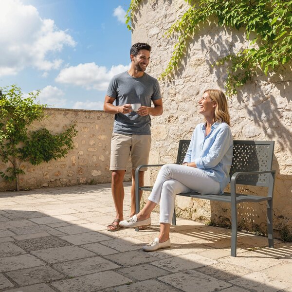 Outsunny kovová zahradní lavice pro 2 osoby – odolná vůči povětrnostním vlivům, žebernaté ocelové opěradlo proti korozi, geometrický design, nosnost 2