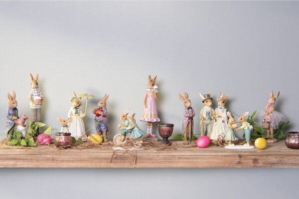 Figurka králička v růžovém sáčku a holí – 21 cm