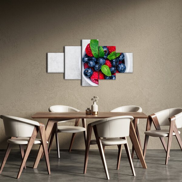 Obraz - miska s lesním ovocem (125x70 cm)