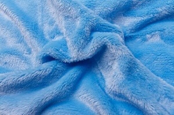 Mikroflanelové prostěradlo modré barvy. Je velmi jemné, hebké a hřejivé. Rozměr prostěradla je 180x200x20 cm