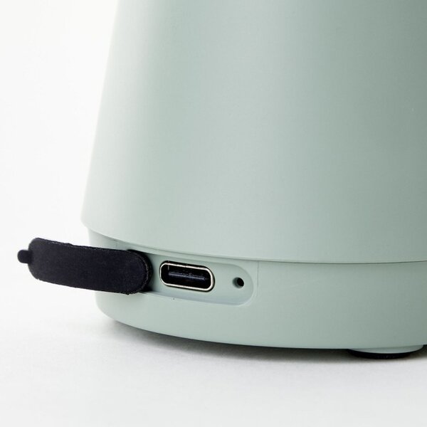 Brilliant G40896/04 AKU stolní lampa NAVABI zelená USB-C, IP44
