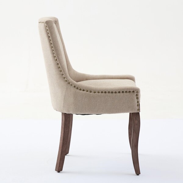 Sada dvou jídelních židlí A&A Furniture, potažené zpevněnou látkou, s neutrálními dřevěnými nohami, bronzovými hřebíčky, barva béžová