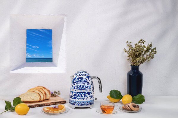 Smeg KLF03DGBEU. Rychlovarná konvice D&G Blu Mediterraneo