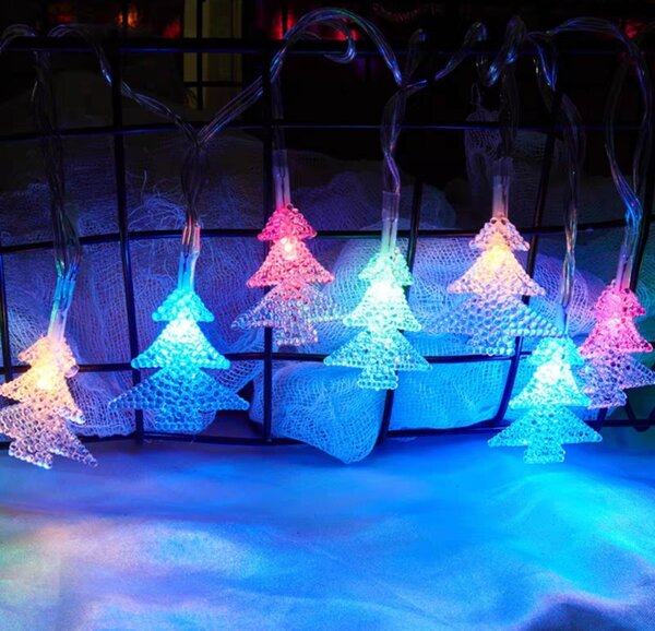 Vánoční řetěz s LED diodami ve tvaru stromečků - různobarevná, zelený kabel, 6m, 50 LED