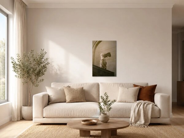 Okřídlená antická socha v kamenné síni – Jednodílný obraz, 40 × 60 cm