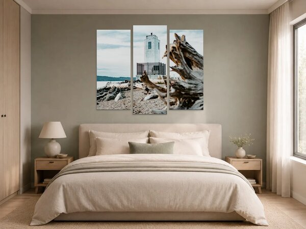 Pobřežní maják a naplavené dřevo – Třídílný obraz B, 120 × 80 cm