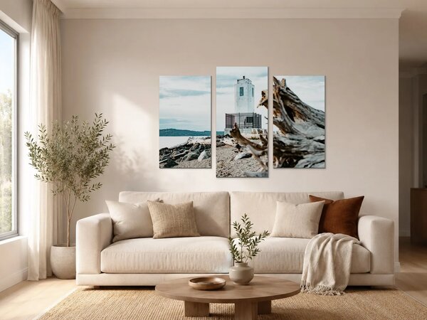 Pobřežní maják a naplavené dřevo – Třídílný obraz B, 90 × 60 cm