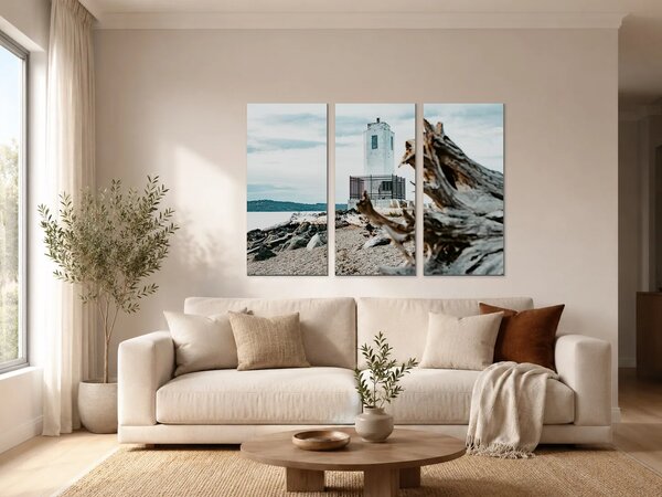 Pobřežní maják a naplavené dřevo – Třídílný obraz A, 90 × 60 cm