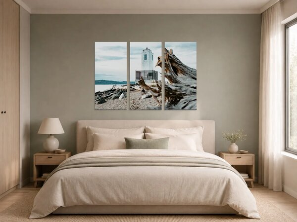Pobřežní maják a naplavené dřevo – Třídílný obraz A, 90 × 60 cm