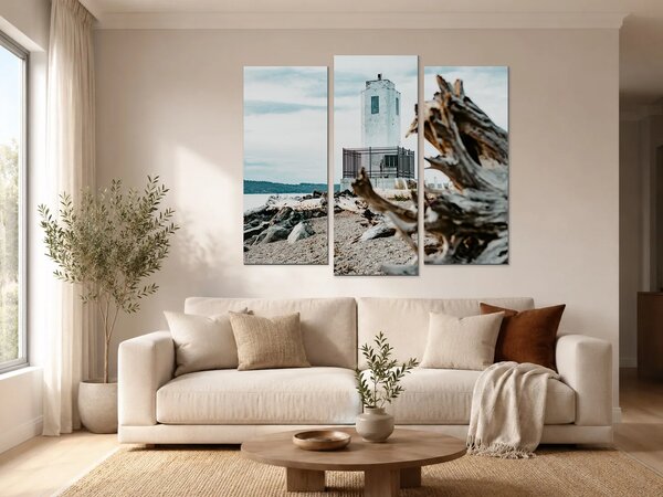Pobřežní maják a naplavené dřevo – Třídílný obraz B, 120 × 80 cm