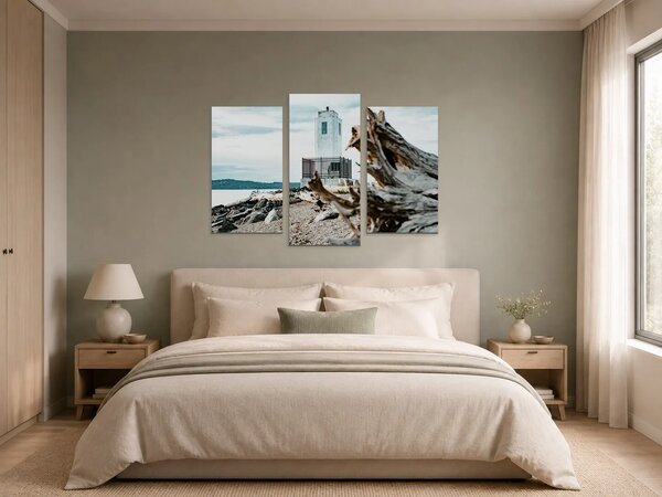 Pobřežní maják a naplavené dřevo – Třídílný obraz B, 90 × 60 cm