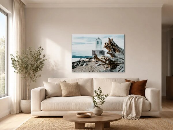 Pobřežní maják a naplavené dřevo – Jednodílný obraz, 70 × 50 cm