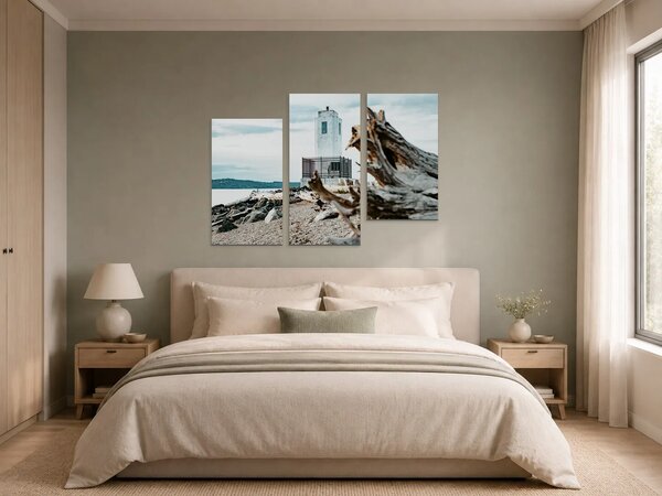 Pobřežní maják a naplavené dřevo – Třídílný obraz C, 90 × 60 cm