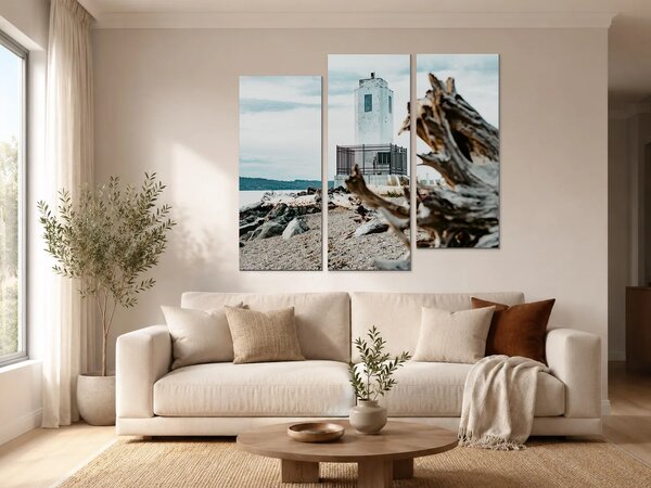Pobřežní maják a naplavené dřevo – Třídílný obraz C, 120 × 100 cm