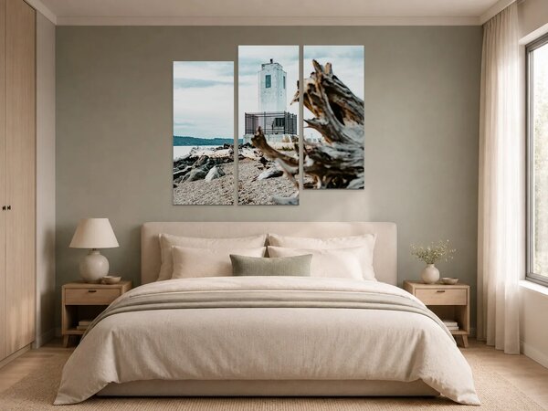 Pobřežní maják a naplavené dřevo – Třídílný obraz C, 120 × 100 cm